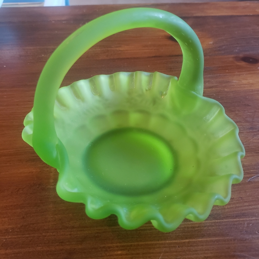Vintage Westmoreland green frosted glass small basket - Picture 4 of 6